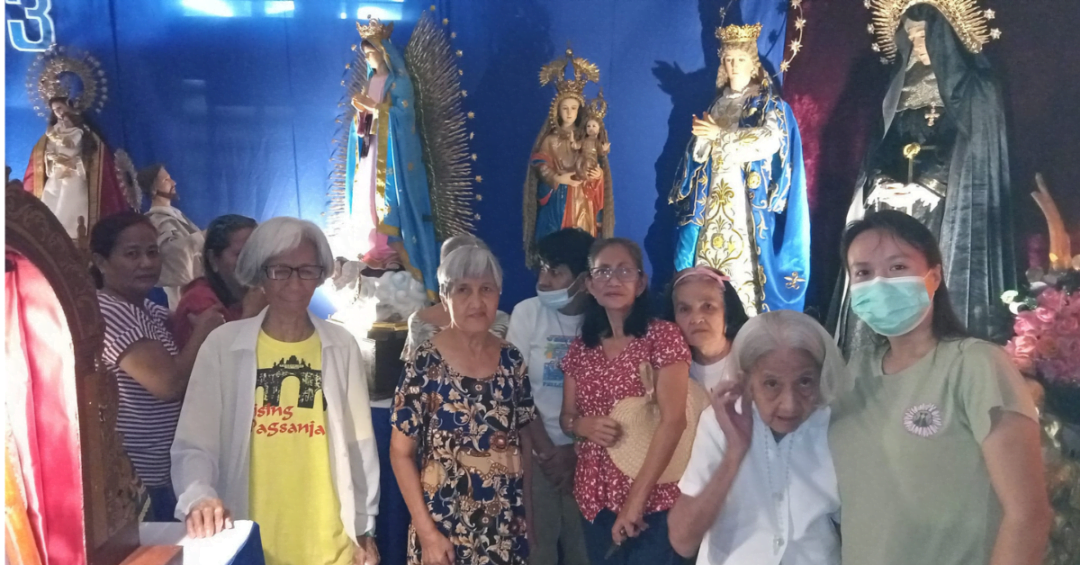 Pagbisita Ng Mga Lola Sa Marian Exhibit Sa Cathedral ng San Pablo