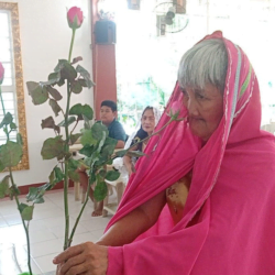 Pag-aalay Ng Bulaklak Kay Maria